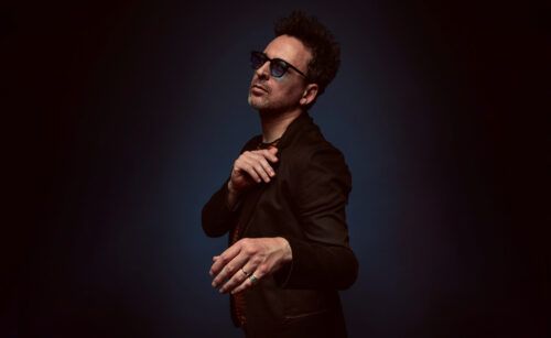 Javier Syd lanzó “Simulacro”, una canción que cuestiona al poder político y la manipulación mediática