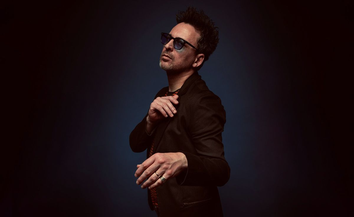 Javier Syd lanzó “Simulacro”, una canción que cuestiona al poder político y la manipulación mediática