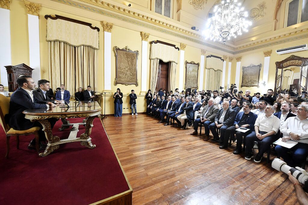 En Corrientes, Kicillof se reunió con el gobernador Valdés y tendió puentes con gremialistas e intendentes