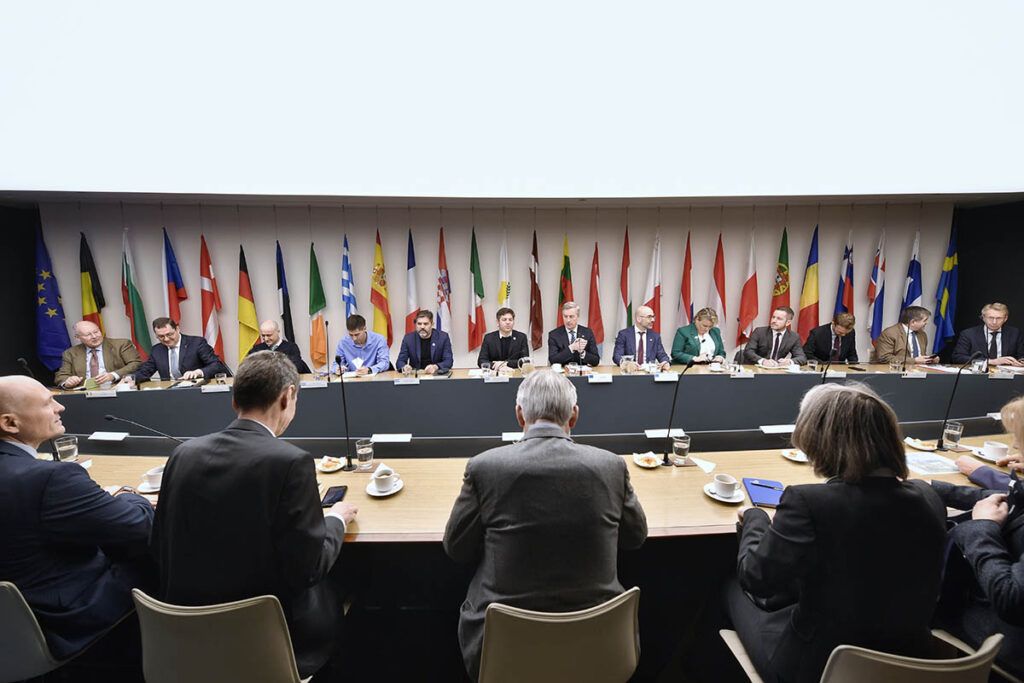 Kicillof se reunió con el embajador de la Unión Europea en busca de inversiones y suma fotos al álbum internacional