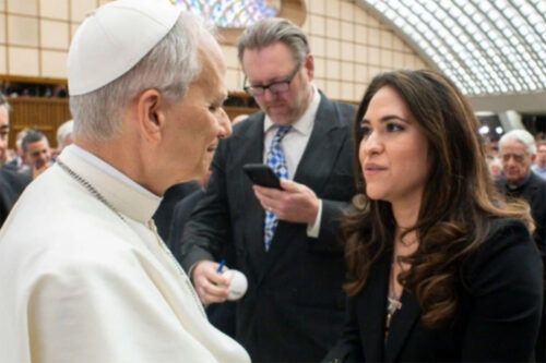 León XIV sigue la línea de Francisco y nombra a una laica mexicana en el área de Comunicación del Vaticano