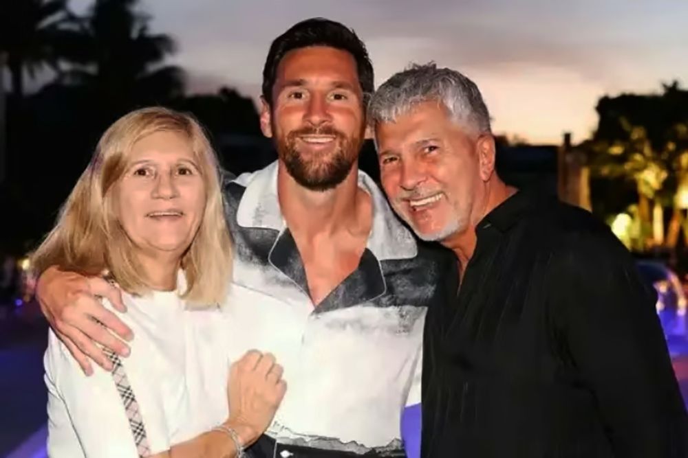 La familia de Messi publicó un comunicado por la salud de su padre y aclaró que está “evolucionando favorablemente” 2 La familia de Messi publicó un comunicado por la salud de su padre y aclaró que está “evolucionando favorablemente”