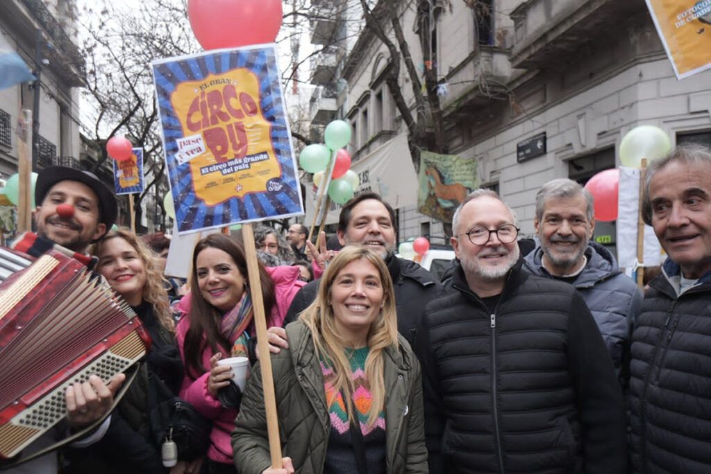 De Morón a San José 1111: una multitud respaldó a Cristina y mostró el “Circo Py” 1 De Morón a San José 1111: una multitud respaldó a Cristina y mostró el “Circo Py”