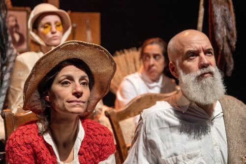 «Osamenta y patria»: una road movie teatral que transforma la historia argentina en ficción