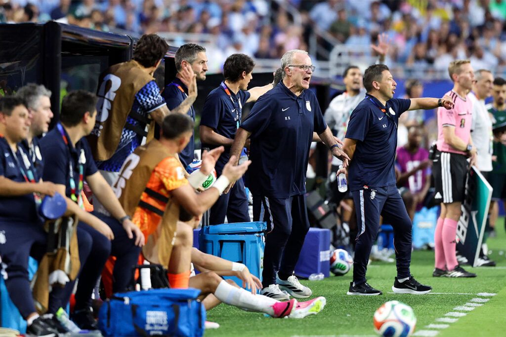 Bielsa, el entrenador tercermundista que eligió la opción preferencial por los pobres hinchas 3 Bielsa, el entrenador tercermundista que eligió la opción preferencial por los pobres hinchas