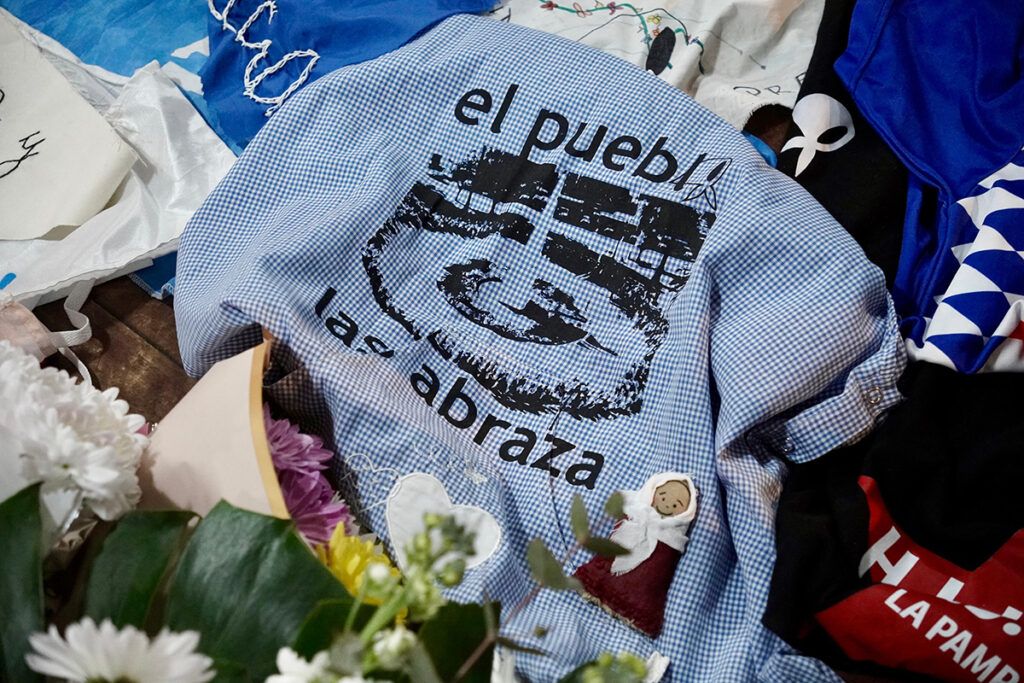 Taty presente: miles de personas despiden a la histórica Madre de Plaza de Mayo 1 Taty presente: miles de personas despiden a la histórica Madre de Plaza de Mayo