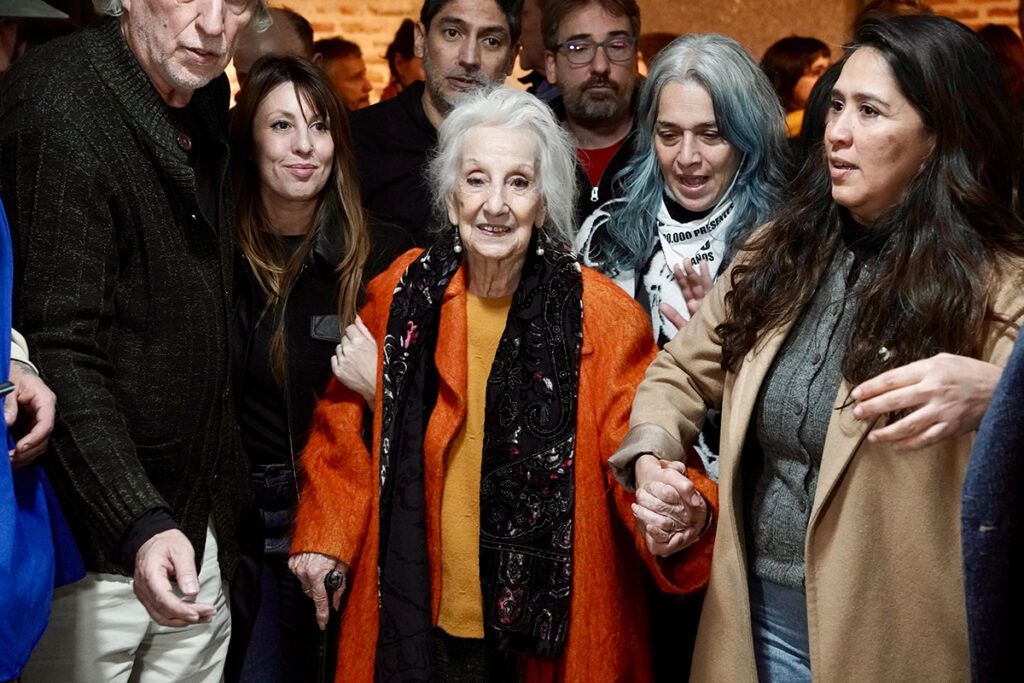 Taty presente: miles de personas despiden a la histórica Madre de Plaza de Mayo 6 Taty presente: miles de personas despiden a la histórica Madre de Plaza de Mayo