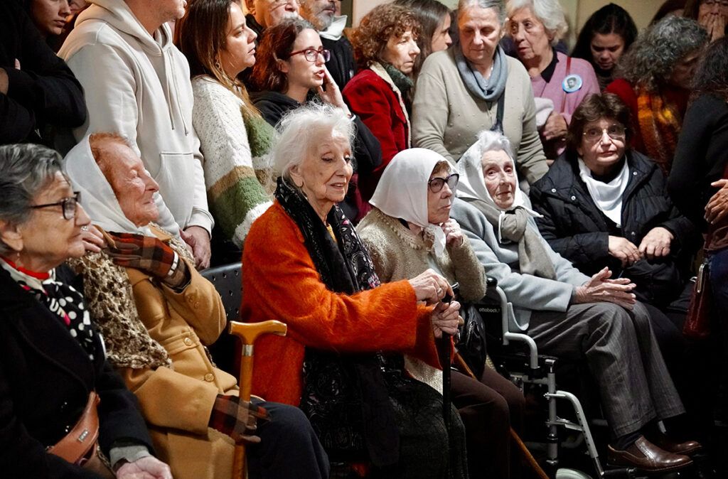 Taty presente: miles de personas despiden a la histórica Madre de Plaza de Mayo 2 Taty presente: miles de personas despiden a la histórica Madre de Plaza de Mayo