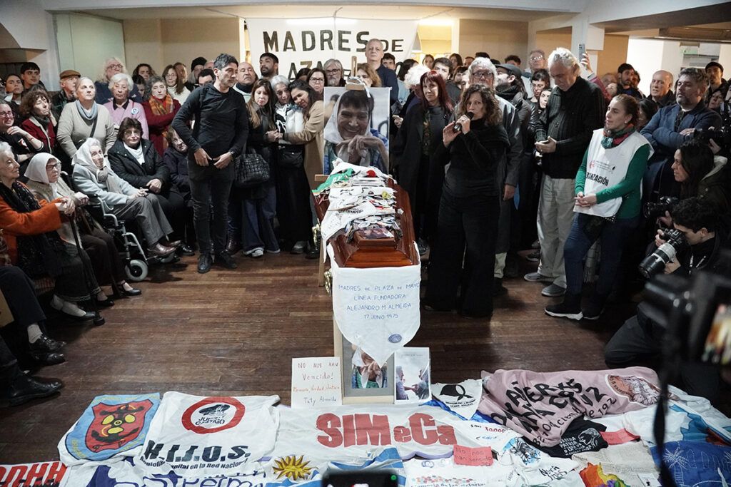 Taty presente: miles de personas despiden a la histórica Madre de Plaza de Mayo 3 Taty presente: miles de personas despiden a la histórica Madre de Plaza de Mayo