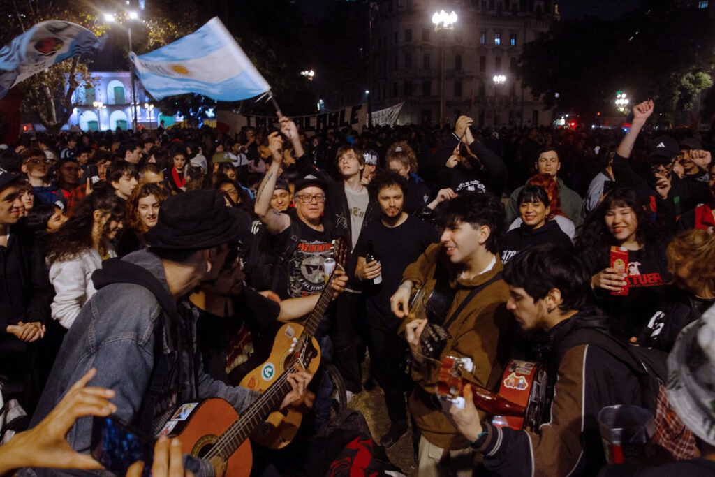 El país llora al Indio Solari: sábado de banderazo masivo en el Obelisco y homenaje en vivo desde la Patagonia 1 El país llora al Indio Solari: sábado de banderazo masivo en el Obelisco y homenaje en vivo desde la Patagonia