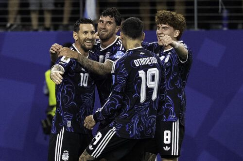 En la Argentina juegan todos y siempre hay un gol de Messi