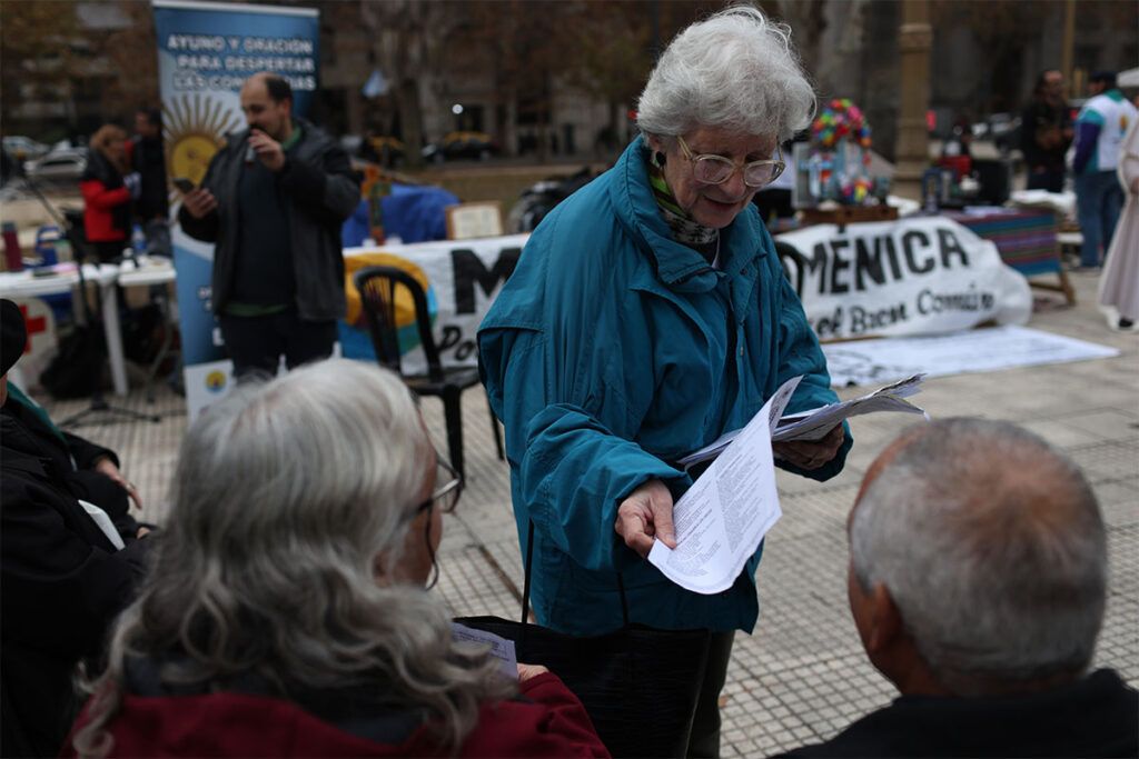 El lujo es la comida: ayuno y oración en Plaza de Mayo frente a los juegos del hambre