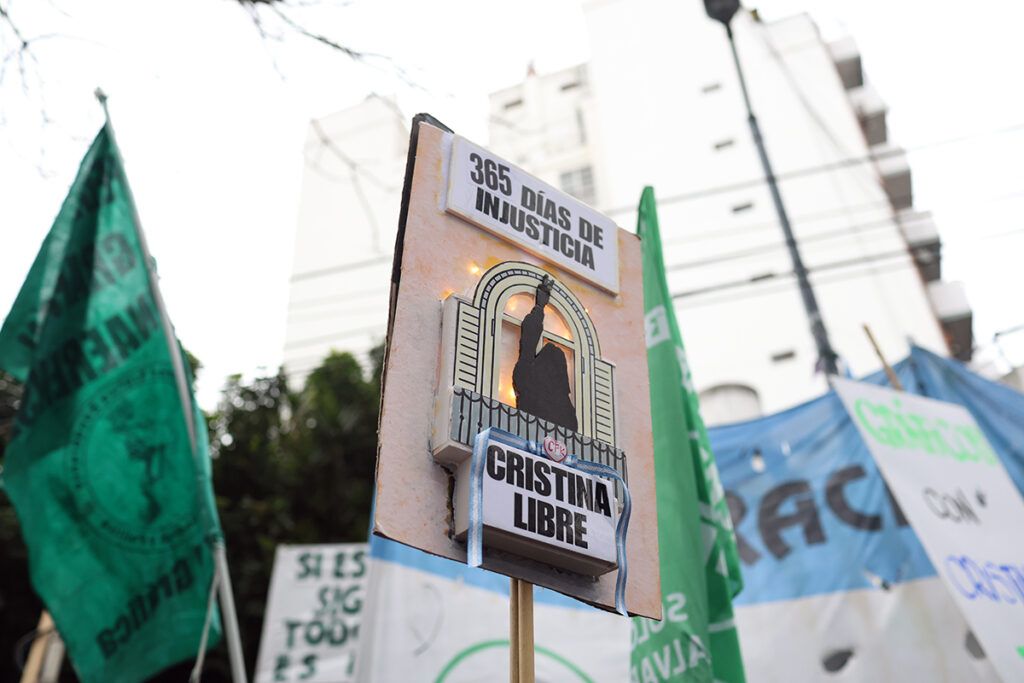 Banderas en tu corazón: la resistencia en San José 1111 a un año del encierro de Cristina 1 Banderas en tu corazón: la resistencia en San José 1111 a un año del encierro de Cristina