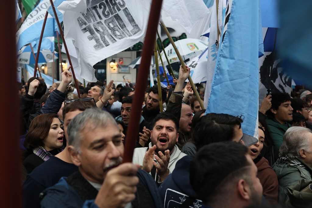 Banderas en tu corazón: la resistencia en San José 1111 a un año del encierro de Cristina 3 Banderas en tu corazón: la resistencia en San José 1111 a un año del encierro de Cristina