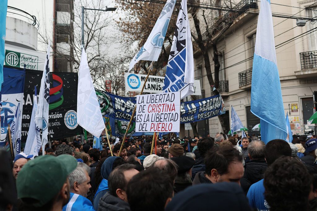 Banderas en tu corazón: la resistencia en San José 1111 a un año del encierro de Cristina 5 Banderas en tu corazón: la resistencia en San José 1111 a un año del encierro de Cristina