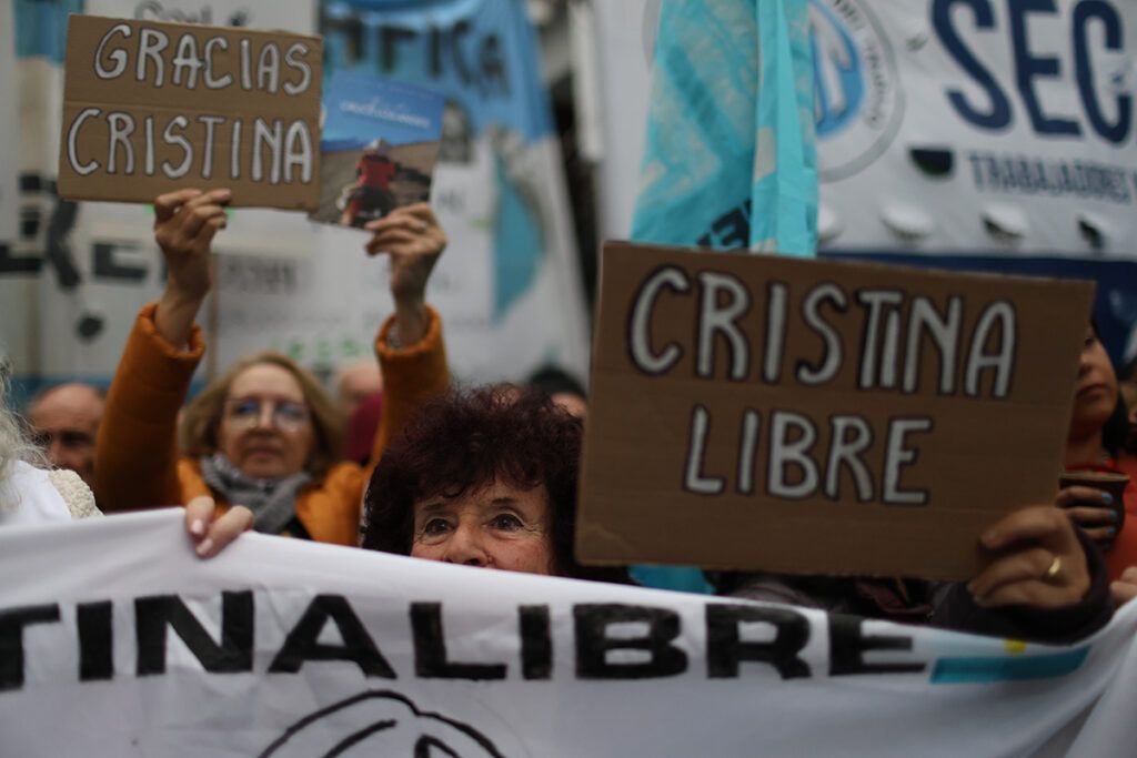 Banderas en tu corazón: la resistencia en San José 1111 a un año del encierro de Cristina 2 Banderas en tu corazón: la resistencia en San José 1111 a un año del encierro de Cristina