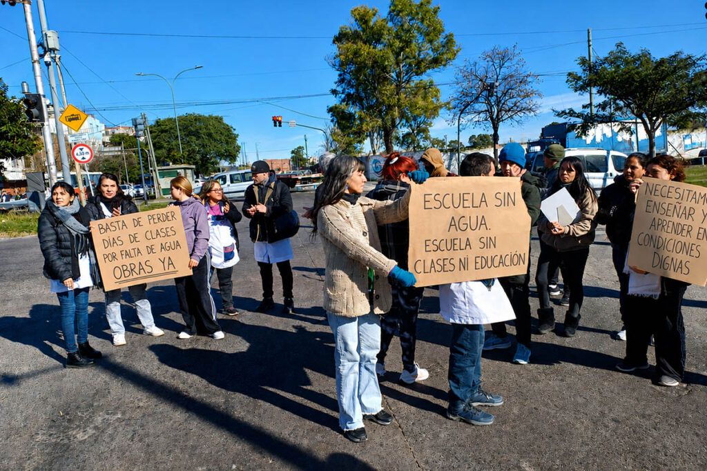 El drama de 800 chicos de escuelas porteñas sin clases por fallas eléctricas y falta de agua