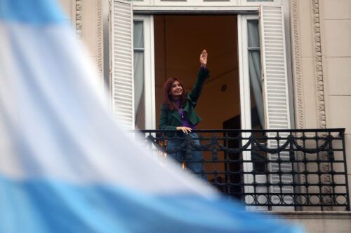 Banderas en tu corazón: la resistencia en San José 1111 a un año del encierro de Cristina