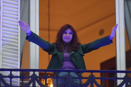 Banderazo en Parque Lezama para reclamar la libertad de Cristina