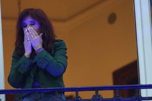 Un juez advirtió a Cristina con enviarla a una cárcel común si continúan las manifestaciones en la puerta de su casa