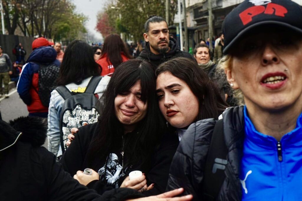 El último adiós al Indio Solari: terminó el velorio que reunió a un millón de seguidores en Avellaneda 5 El último adiós al Indio Solari: terminó el velorio que reunió a un millón de seguidores en Avellaneda