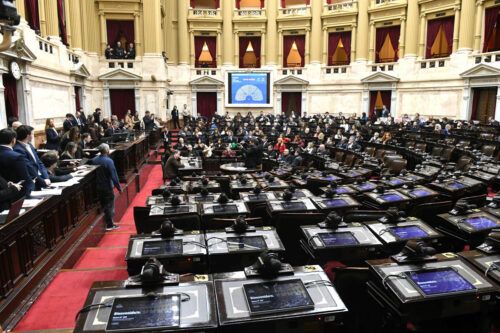La oposición no logró el quorum y el oficialismo volvió a blindar a Adorni de la interpelación en Diputados
