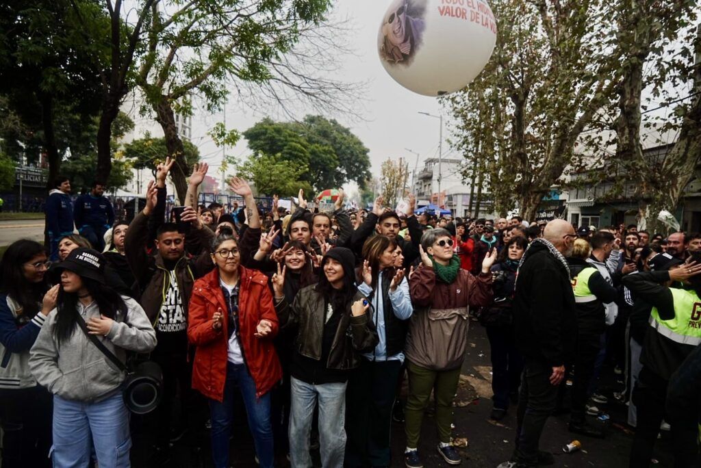 Despedida eterna: miles de personas en el velatorio del Indio Solari en Avellaneda 1 Despedida eterna: miles de personas en el velatorio del Indio Solari en Avellaneda