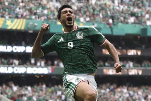 México cosecha tres puntos y una expulsión en el inicio de la Copa