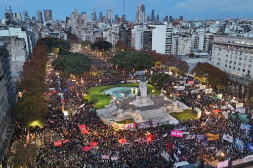 El mensaje final de la multitudinaria marcha: “¡Ni una menos: vivas, libres y desendeudades nos queremos!”