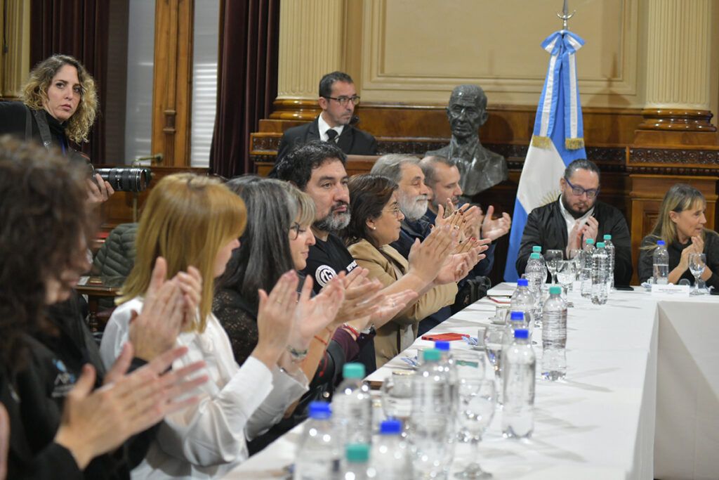 Senado: se presentó el nuevo proyecto del Estatuto del Periodista con presencia federal y de distintos espacios políticos 2 Senado: se presentó el nuevo proyecto del Estatuto del Periodista con presencia federal y de distintos espacios políticos