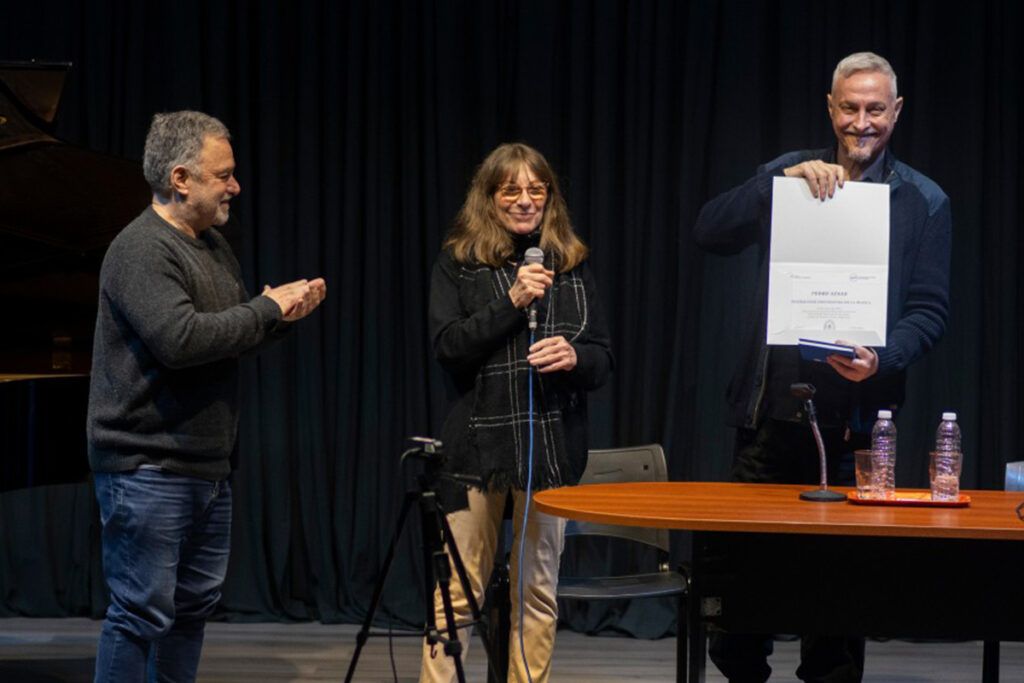 Pedro Aznar en la UNA: "Vivir en modo supervivencia no permite hacer arte" 3 Pedro Aznar en la UNA: "Vivir en modo supervivencia no permite hacer arte"