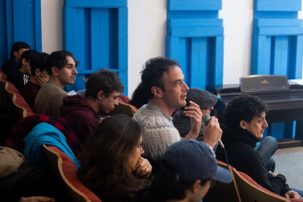 Pedro Aznar en la UNA: "Vivir en modo supervivencia no permite hacer arte" 2 Pedro Aznar en la UNA: "Vivir en modo supervivencia no permite hacer arte"