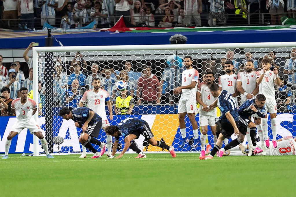 En la Argentina juegan todos y siempre hay un gol de Messi