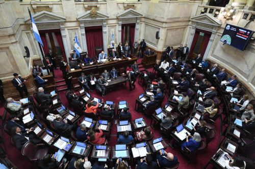 El Senado debate una reforma a la Ley de Sociedades que permite armar empresas sin control estatal y con IA