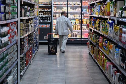 Las familias comienzan a dejar las tarjetas de crédito para bancar el consumo básico