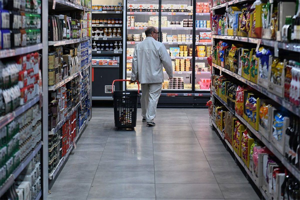 Las familias comienzan a dejar las tarjetas de crédito para bancar el consumo básico