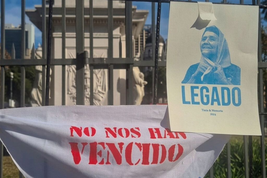 Taty descansa en su eterno lugar<br>de lucha y amor: la Plaza de Mayo 2 Taty descansa en su eterno lugar<br>de lucha y amor: la Plaza de Mayo