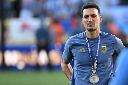 Quebrado por el llanto, Scaloni sumó dudas sobre su futuro: «Es justo que pueda pensar qué voy a hacer»