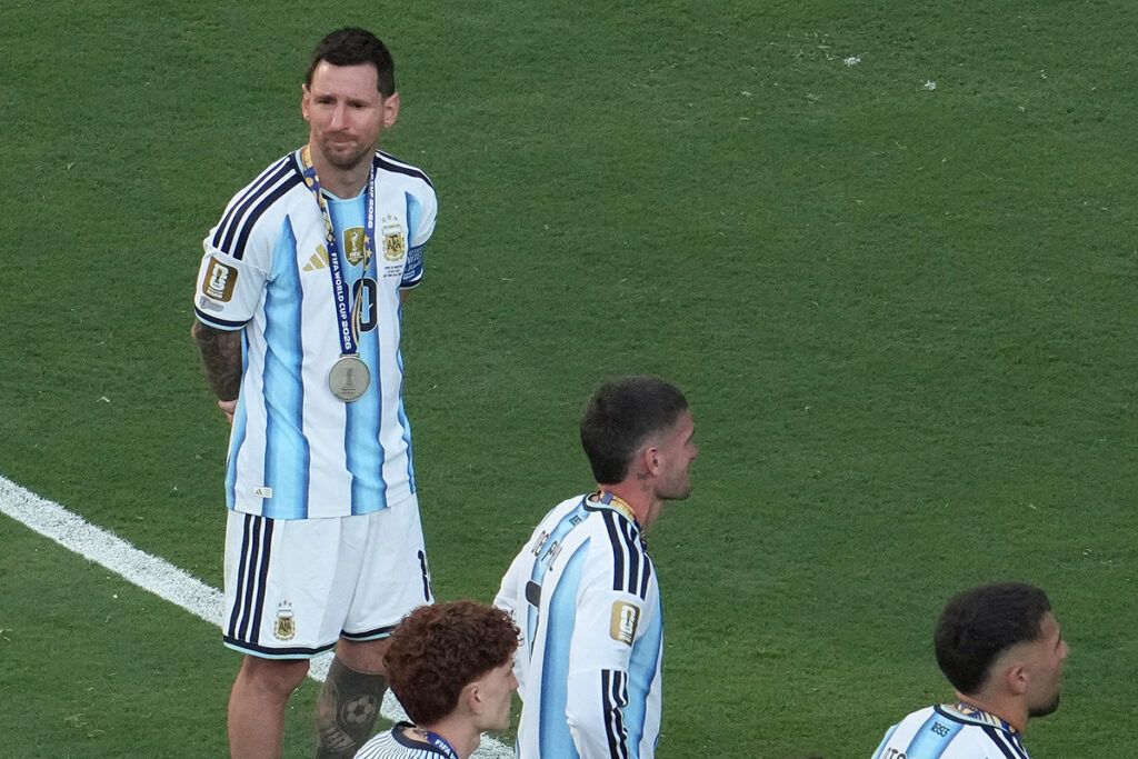 Lágrimas tras las finales perdidas: Maradona en 1990, Messi en 2026 1 Lágrimas tras las finales perdidas: Maradona en 1990, Messi en 2026