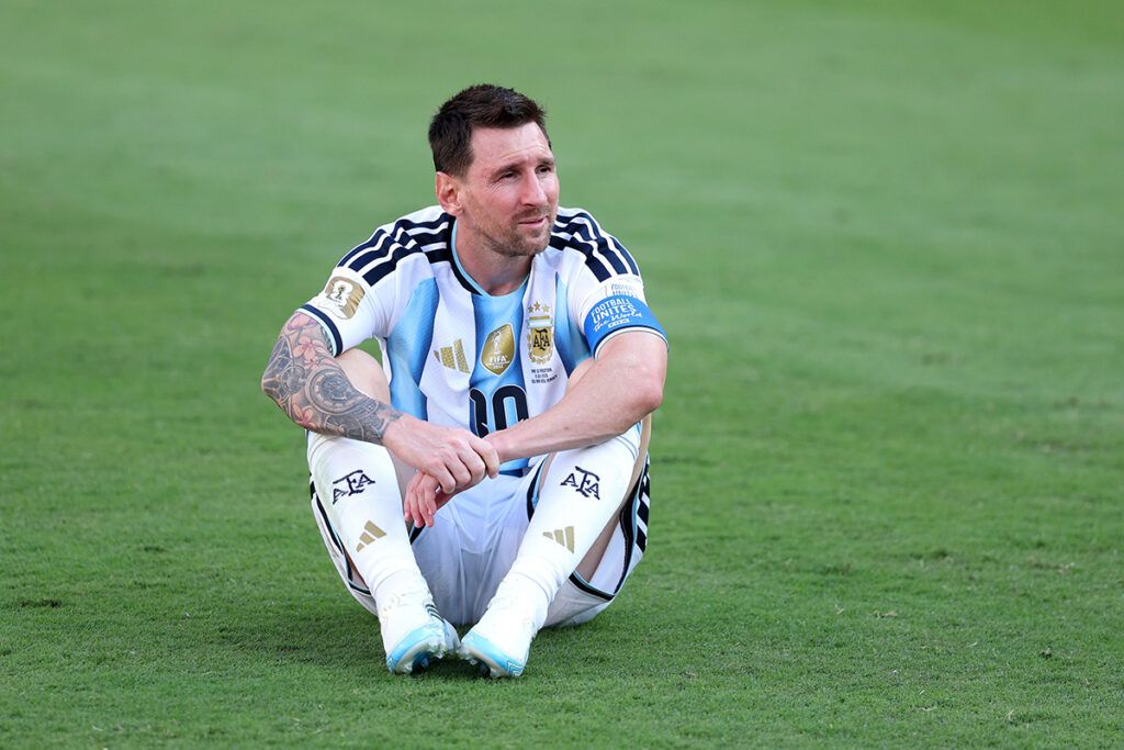 Lágrimas tras las finales perdidas: Maradona en 1990, Messi en 2026 2 Lágrimas tras las finales perdidas: Maradona en 1990, Messi en 2026
