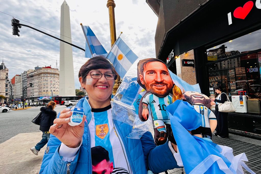 Corazón celeste y blanco: un Obelisco desbordado celebra la hazaña ante Inglaterra y hay festejos en todo el país 15 Corazón celeste y blanco: un Obelisco desbordado celebra la hazaña ante Inglaterra y hay festejos en todo el país