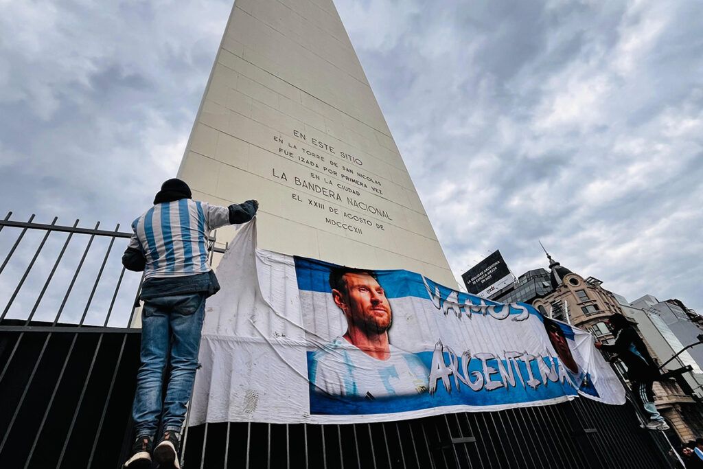 Corazón celeste y blanco: un Obelisco desbordado celebra la hazaña ante Inglaterra y hay festejos en todo el país 13 Corazón celeste y blanco: un Obelisco desbordado celebra la hazaña ante Inglaterra y hay festejos en todo el país
