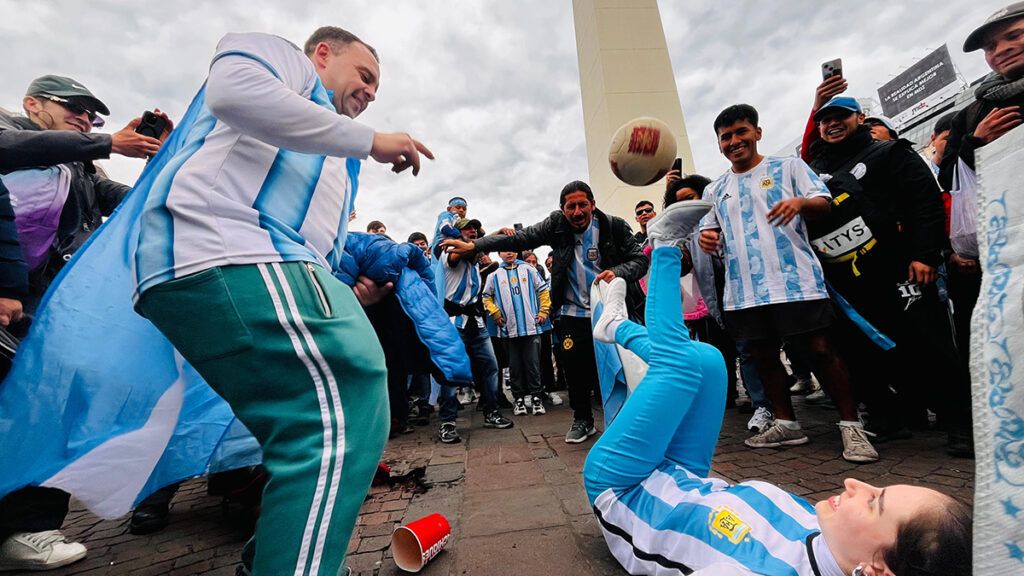 Corazón celeste y blanco: un Obelisco desbordado celebra la hazaña ante Inglaterra y hay festejos en todo el país 12 Corazón celeste y blanco: un Obelisco desbordado celebra la hazaña ante Inglaterra y hay festejos en todo el país