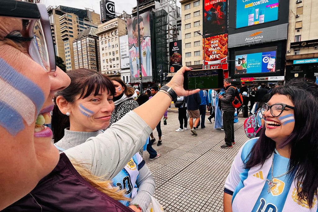 Corazón celeste y blanco: un Obelisco desbordado celebra la hazaña ante Inglaterra y hay festejos en todo el país 14 Corazón celeste y blanco: un Obelisco desbordado celebra la hazaña ante Inglaterra y hay festejos en todo el país