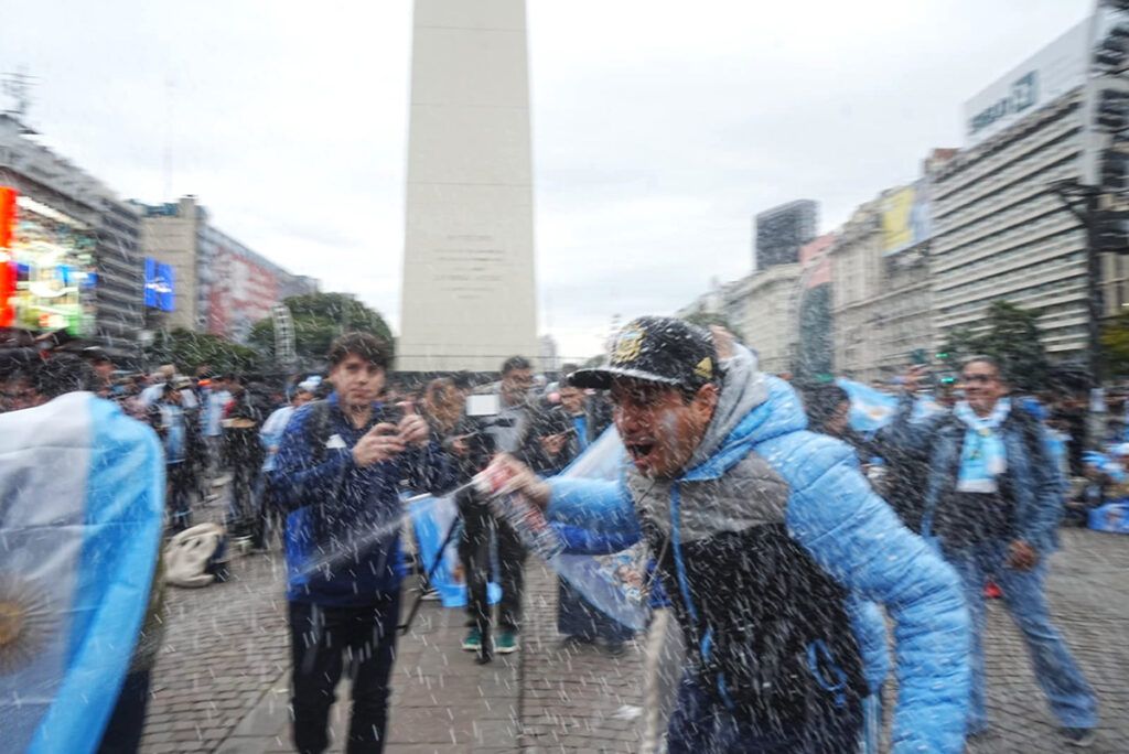 Corazón celeste y blanco: un Obelisco desbordado celebra la hazaña ante Inglaterra y hay festejos en todo el país 6 Corazón celeste y blanco: un Obelisco desbordado celebra la hazaña ante Inglaterra y hay festejos en todo el país