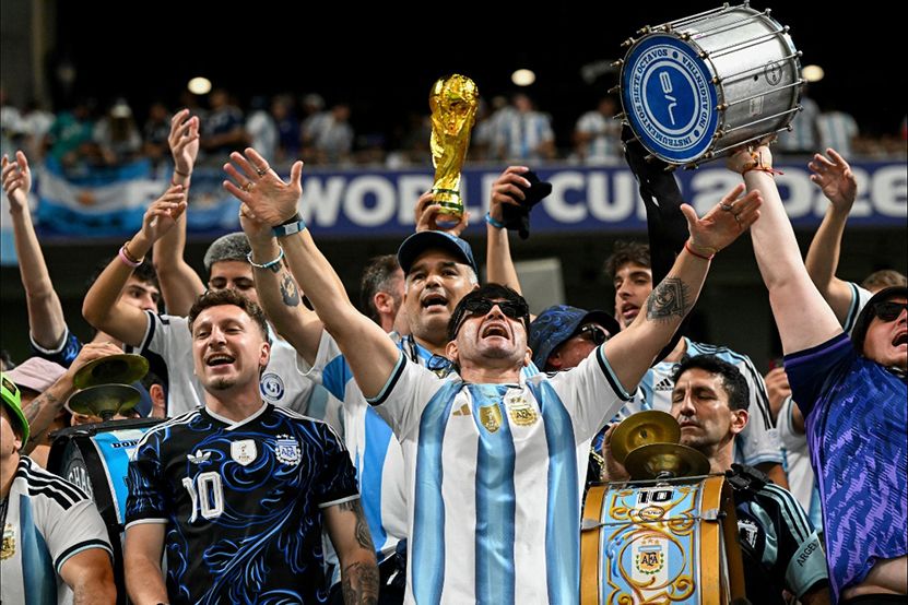 Al final, la bandera por Malvinas apareció en la cancha y la llevó la propia Selección 2 Al final, la bandera por Malvinas apareció en la cancha y la llevó la propia Selección