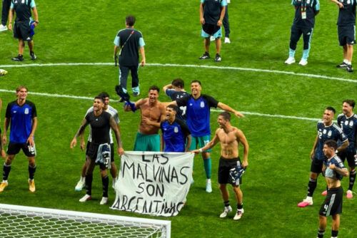 Al final, la bandera por Malvinas apareció en la cancha y la llevó la propia Selección