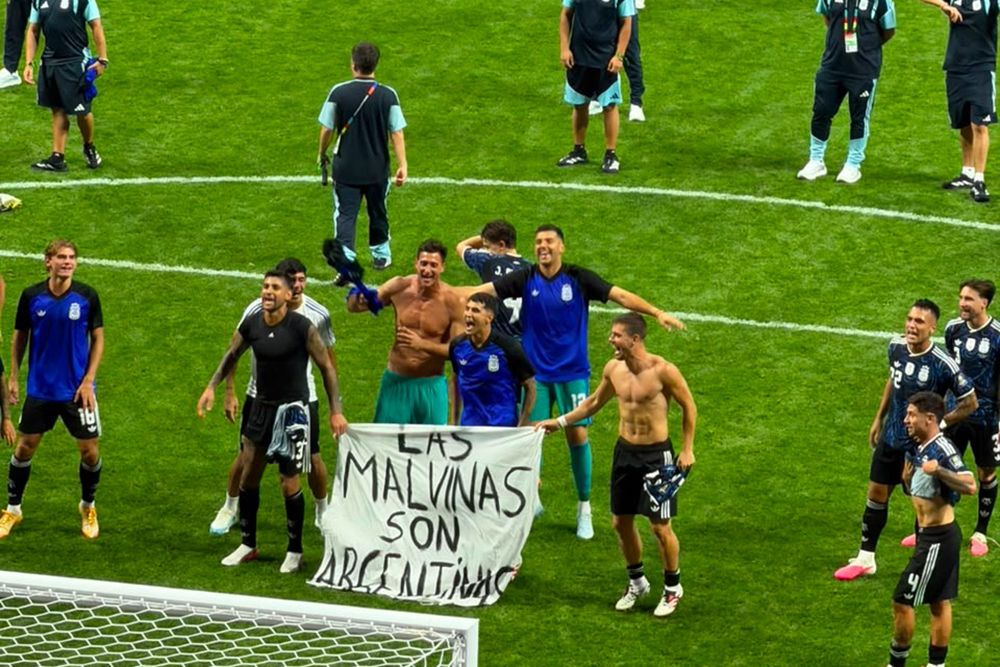 Al final, la bandera por Malvinas apareció en la cancha y la llevó la propia Selección