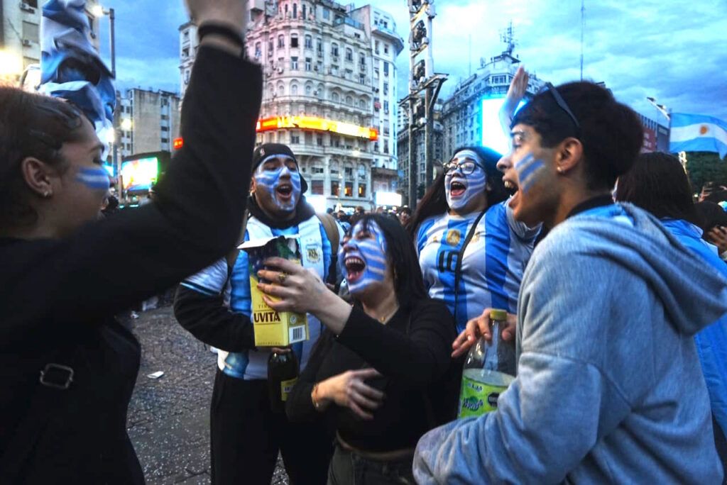 Corazón celeste y blanco: un Obelisco desbordado celebra la hazaña ante Inglaterra y hay festejos en todo el país 2 Corazón celeste y blanco: un Obelisco desbordado celebra la hazaña ante Inglaterra y hay festejos en todo el país
