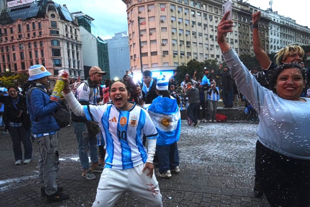 Corazón celeste y blanco: un Obelisco desbordado celebra la hazaña ante Inglaterra y hay festejos en todo el país 4 Corazón celeste y blanco: un Obelisco desbordado celebra la hazaña ante Inglaterra y hay festejos en todo el país